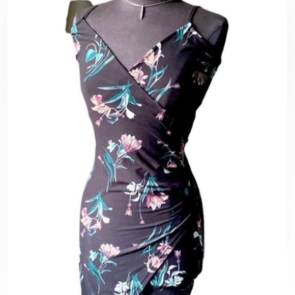 219. Streetwear Society 𝅺Floral dress. Wrap style, black and floral. - Picture 5 of 5